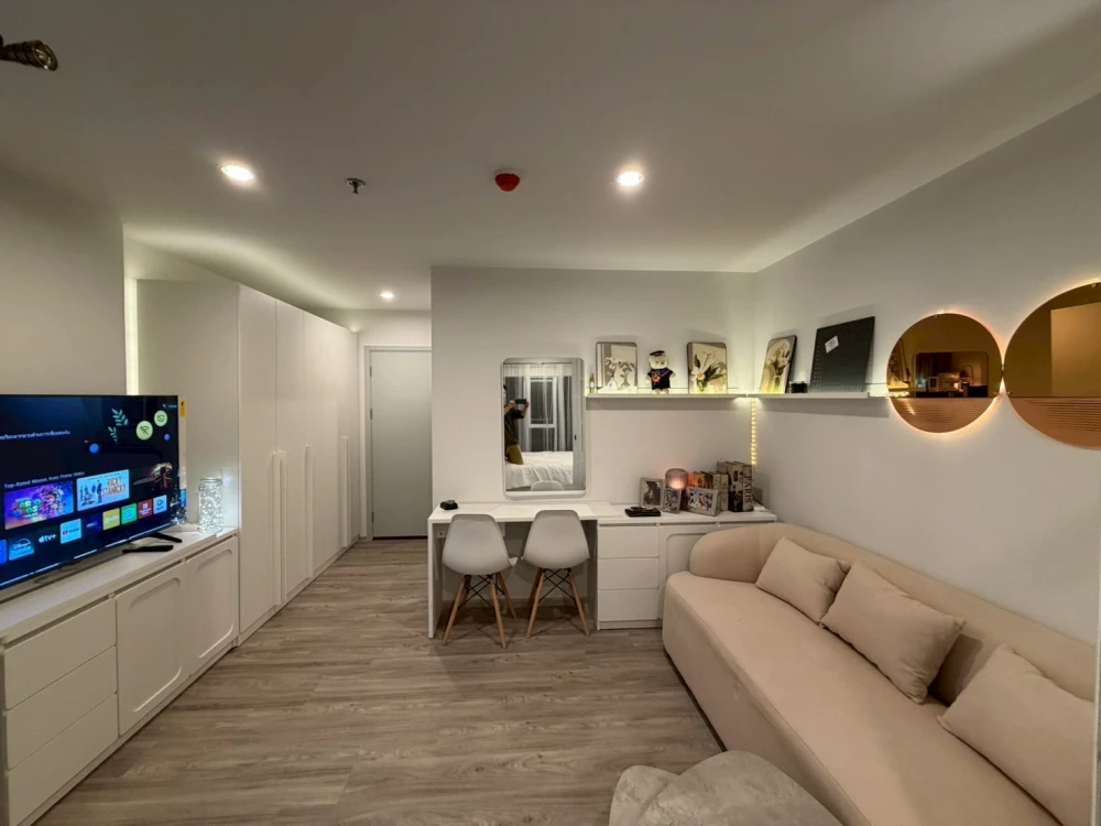 For rent: Regent Home Bangna, Building A, 4th floor. Located on the same floor as the common areas. Nicely decorated and very livable.