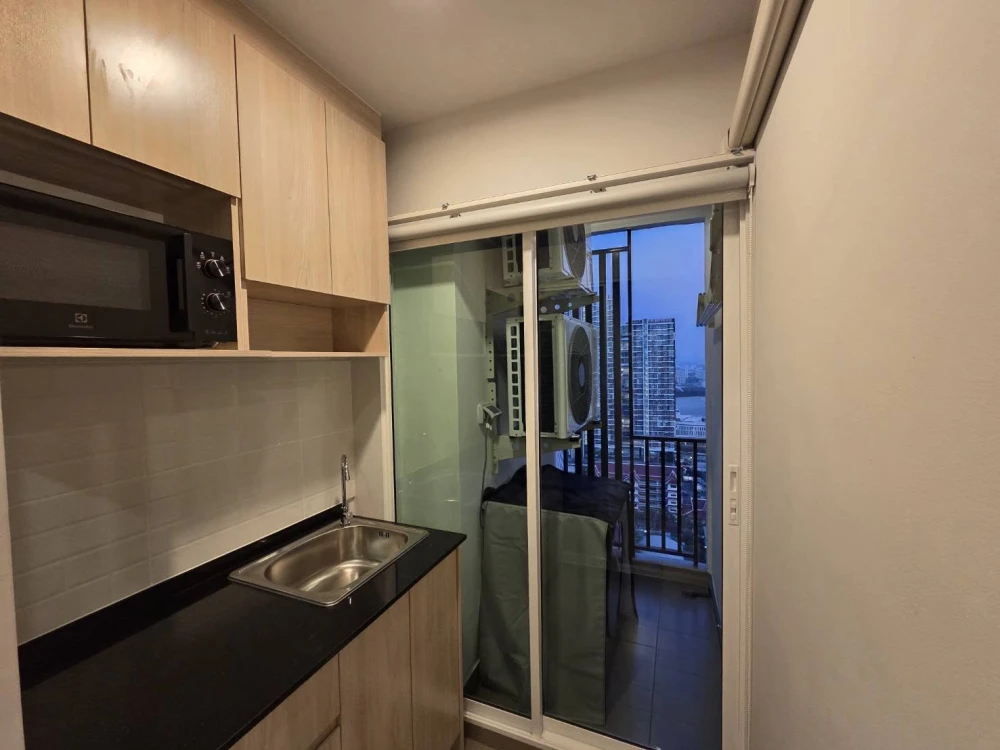 For rent: Regent Home Bangna, Building D, corner unit, highly private, with high-quality built-in furniture. Book today! Don't wait!