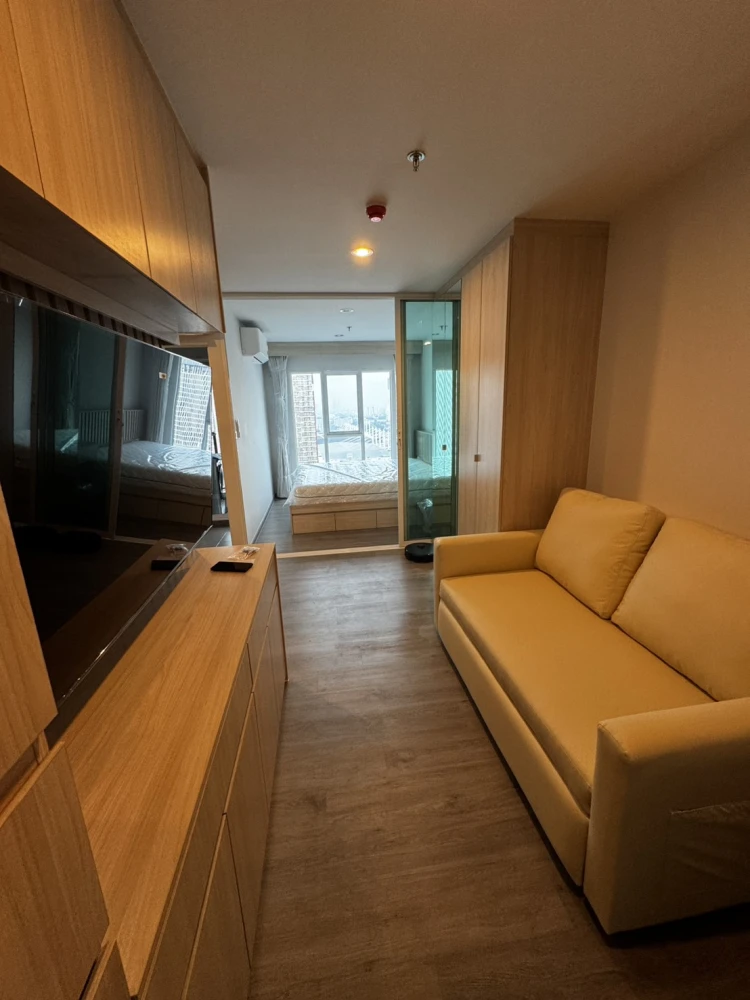 For rent: Regent Home Bangna, Building D, corner unit, highly private, with high-quality built-in furniture. Book today! Don't wait!