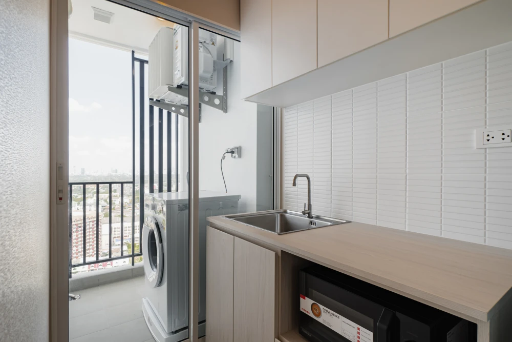 For rent: Regent Home Bangna, Building B, 31st floor, river view, high-quality built-in furniture, excellent value. You don't want to miss this!