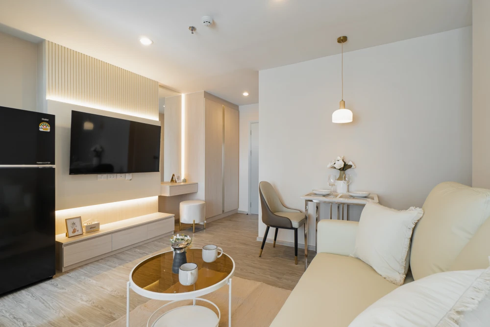 For rent: Regent Home Bangna, Building B, 31st floor, river view, high-quality built-in furniture, excellent value. You don't want to miss this!
