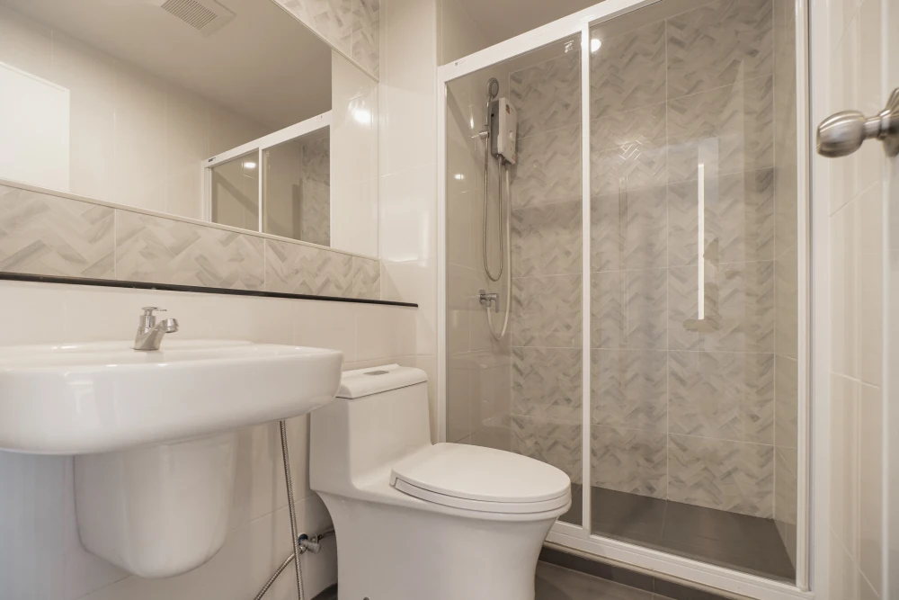 For rent: Regent Home Bangna, Building B, 31st floor, river view, high-quality built-in furniture, excellent value. You don't want to miss this!