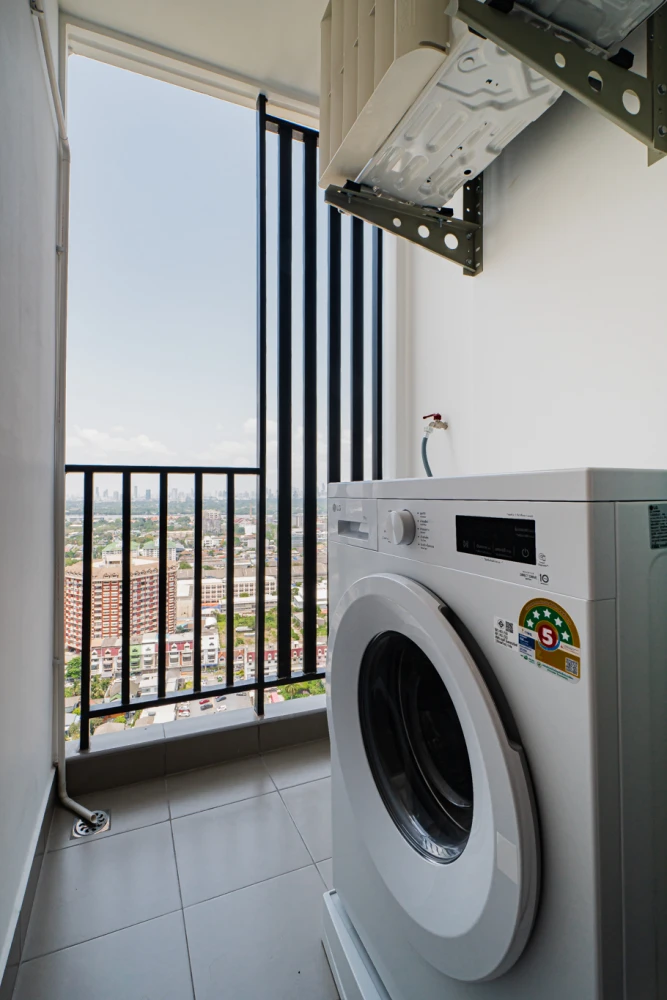 For rent: Regent Home Bangna, Building B, 31st floor, river view, high-quality built-in furniture, excellent value. You don't want to miss this!