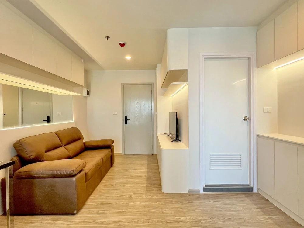 For rent: Regent Home Bangna. Fully furnished with built-in features throughout. Beautiful design, clearly defined spaces, and complete built-in furni