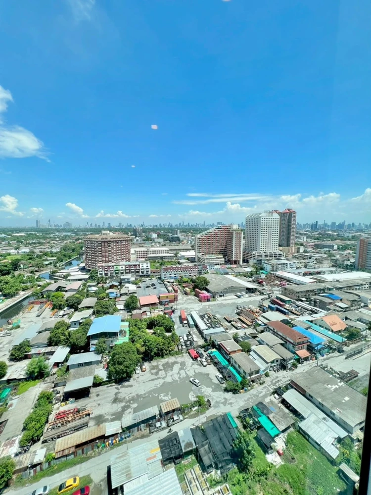 For rent: Regent Home Bangna. Fully furnished with built-in features throughout. Beautiful design, clearly defined spaces, and complete built-in furni