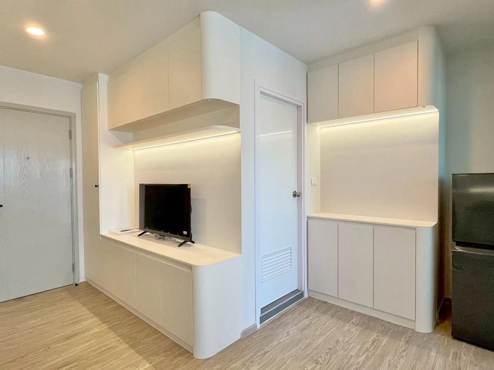 For rent: Regent Home Bangna. Fully furnished with built-in features throughout. Beautiful design, clearly defined spaces, and complete built-in furni