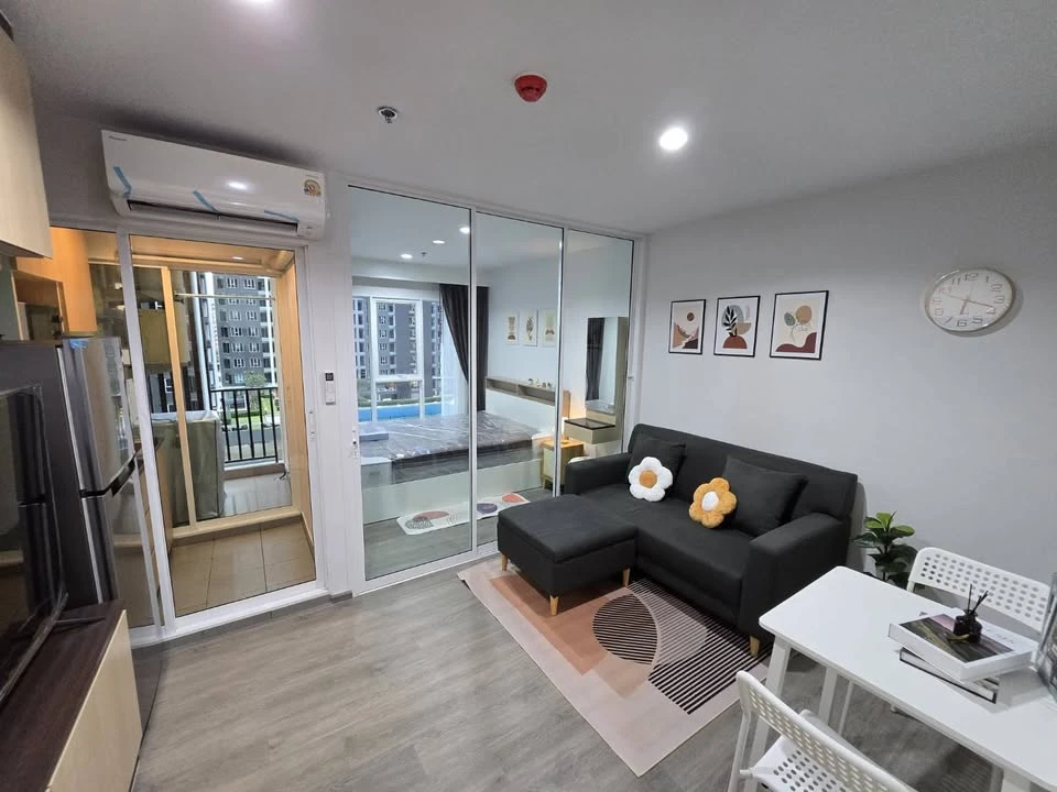 For rent: Regent Home Bangna, pool view + garden view, no need to bend down, not near the elevator or garbage room, the room is not hot, must book.