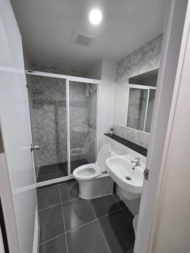 For rent: Regent Home Bangna, pool view + garden view, no need to bend down, not near the elevator or garbage room, the room is not hot, must book.