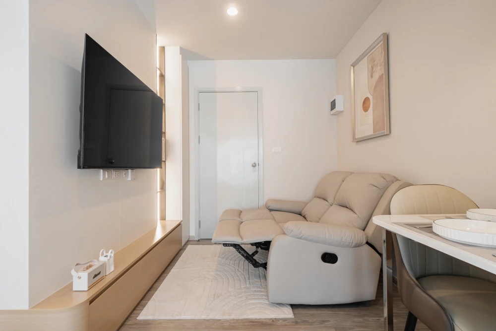 For rent: Regent Home Bangna, Chao Phraya River view, high-quality built-in HMR furniture. Book now!