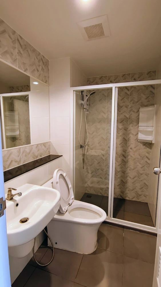 For rent: Regent Home Bangna, high floor unit, high-quality built-in interior, fully furnished with appliances, ready to move in. Book now!