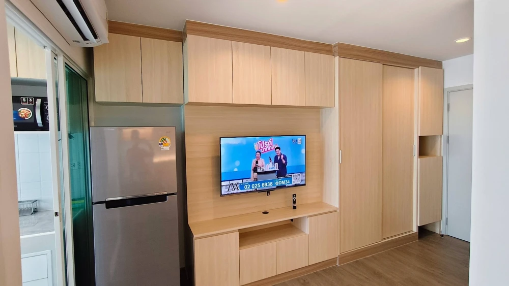 For rent: Regent Home Bangna, high floor unit, high-quality built-in interior, fully furnished with appliances, ready to move in. Book now!