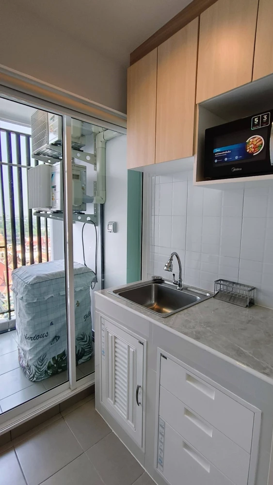 For rent: Regent Home Bangna, high floor unit, high-quality built-in interior, fully furnished with appliances, ready to move in. Book now!