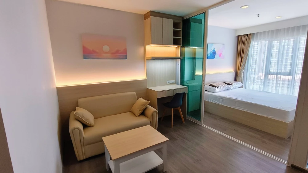 For rent: Regent Home Bangna, high floor unit, high-quality built-in interior, fully furnished with appliances, ready to move in. Book now!