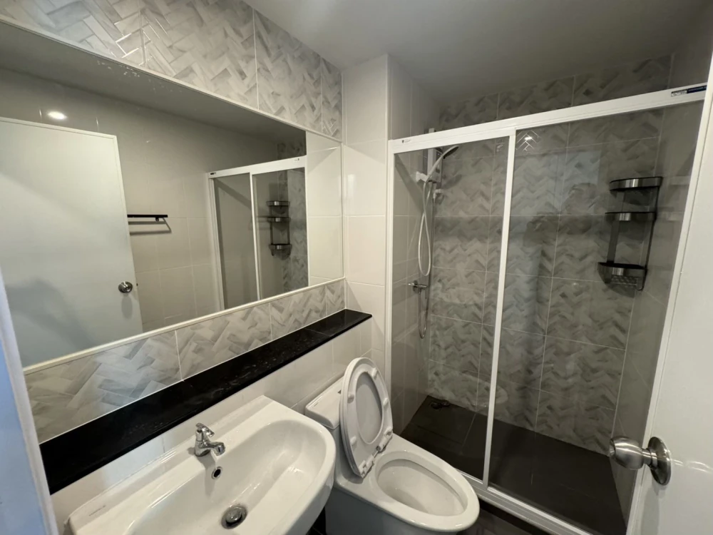 For rent: Regent Home Bangna, high floor unit, fully furnished, very livable. Book now!