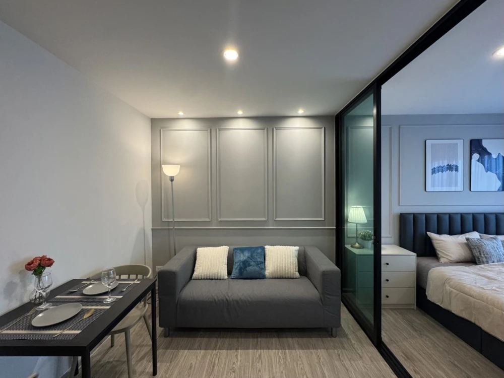 For rent: Regent Home Bangna, high floor unit, fully furnished, very livable. Book now!