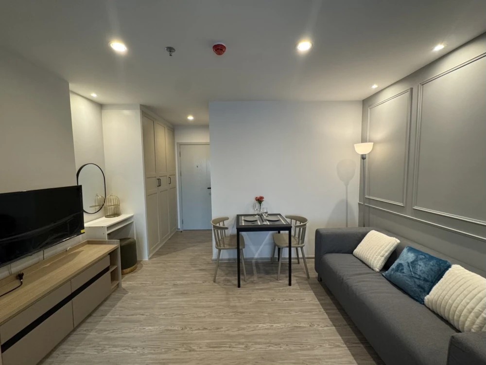 For rent: Regent Home Bangna, high floor unit, fully furnished, very livable. Book now!