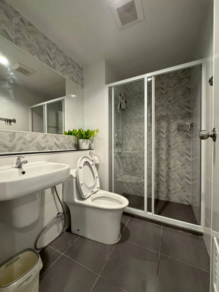 For rent: Regent Home Bangna, high floor unit, fully furnished. Book now!