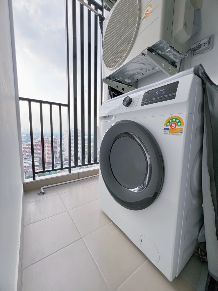 For rent: Regent Home Bangna. Nice, high-floor unit with well-partitioned rooms. Book now before it's too late!!!