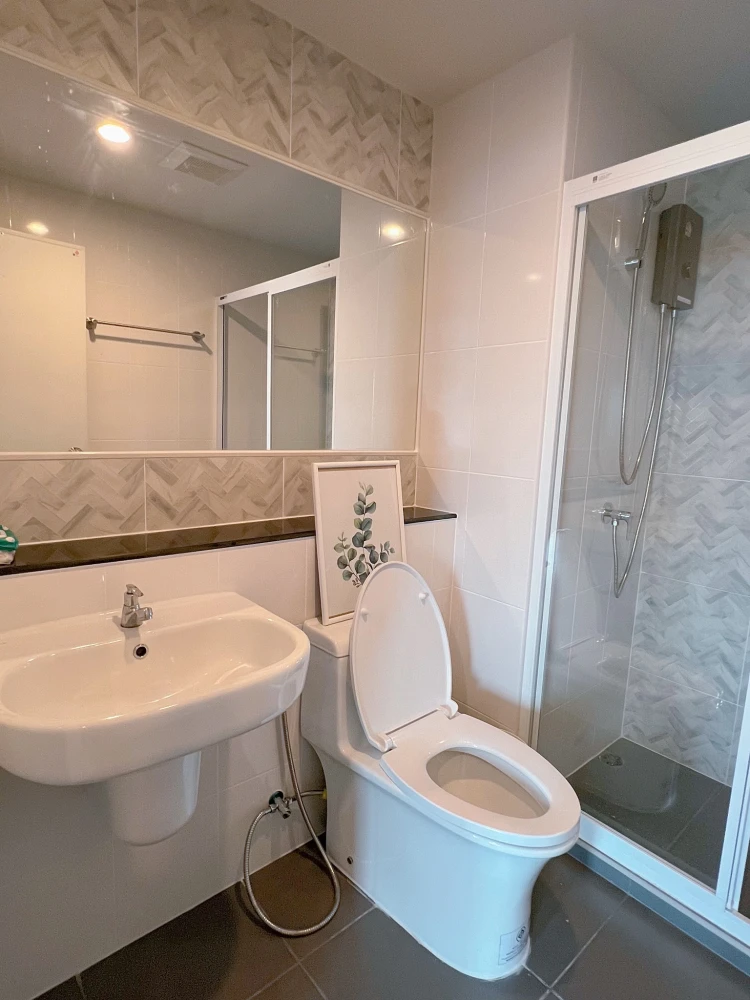 For rent: Regent Home Bangna. Nice, high-floor unit with well-partitioned rooms. Book now before it's too late!!!