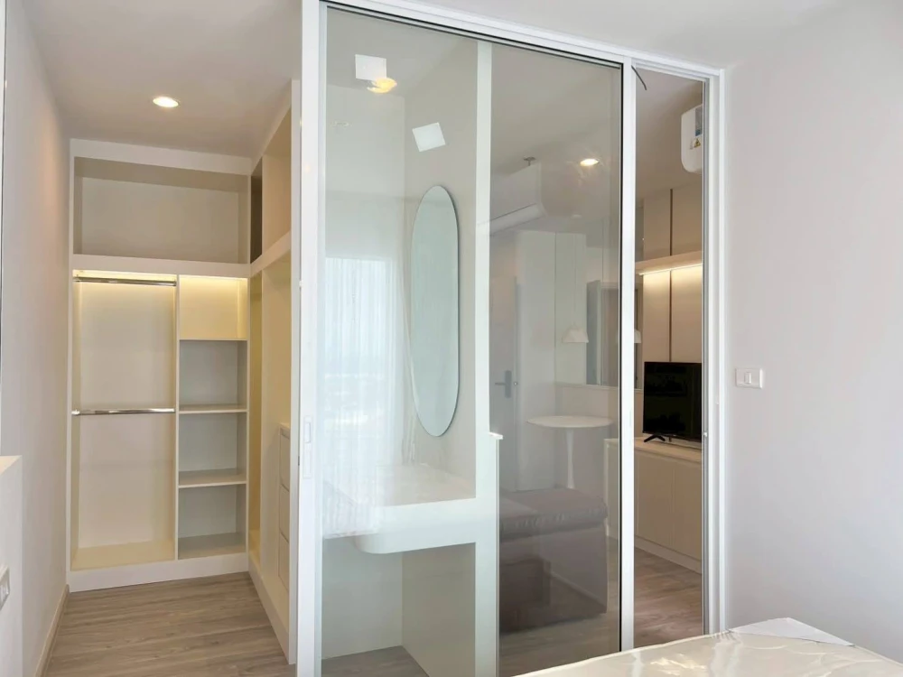 For rent: Regent Home Bangna. Nice room, fully furnished with built-in features throughout. Beautiful design, clearly divided spaces. Ready to move in