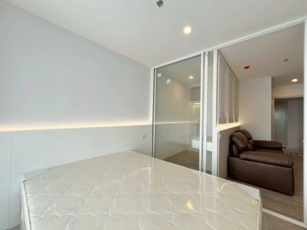 For rent: Regent Home Bangna. Nice room, fully furnished with built-in features throughout. Beautiful design, clearly divided spaces. Ready to move in