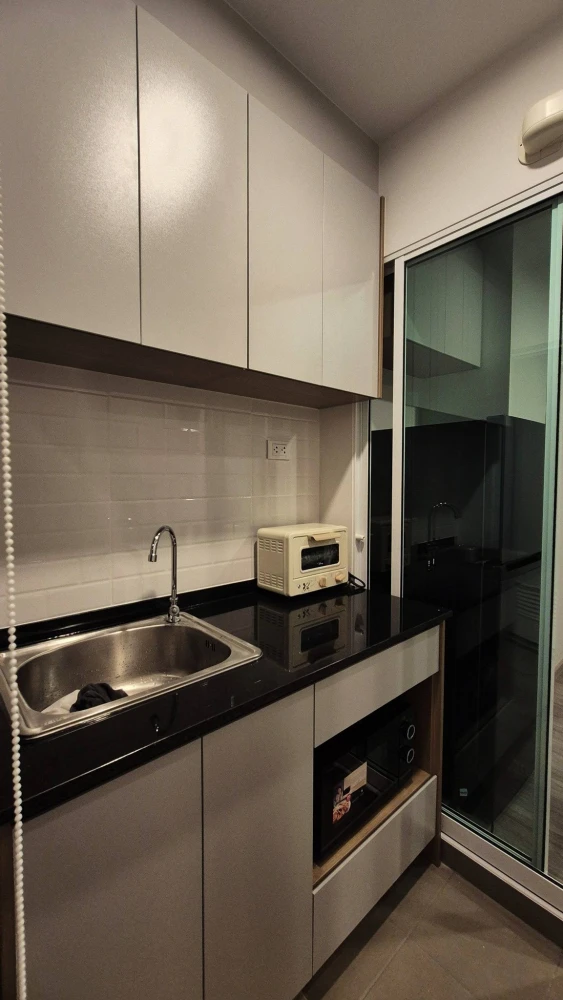 For rent: Regent Home Bangna, corner unit, 22nd floor, Building A. Fully furnished with built-in furniture and clearly separated zones. Ready to move