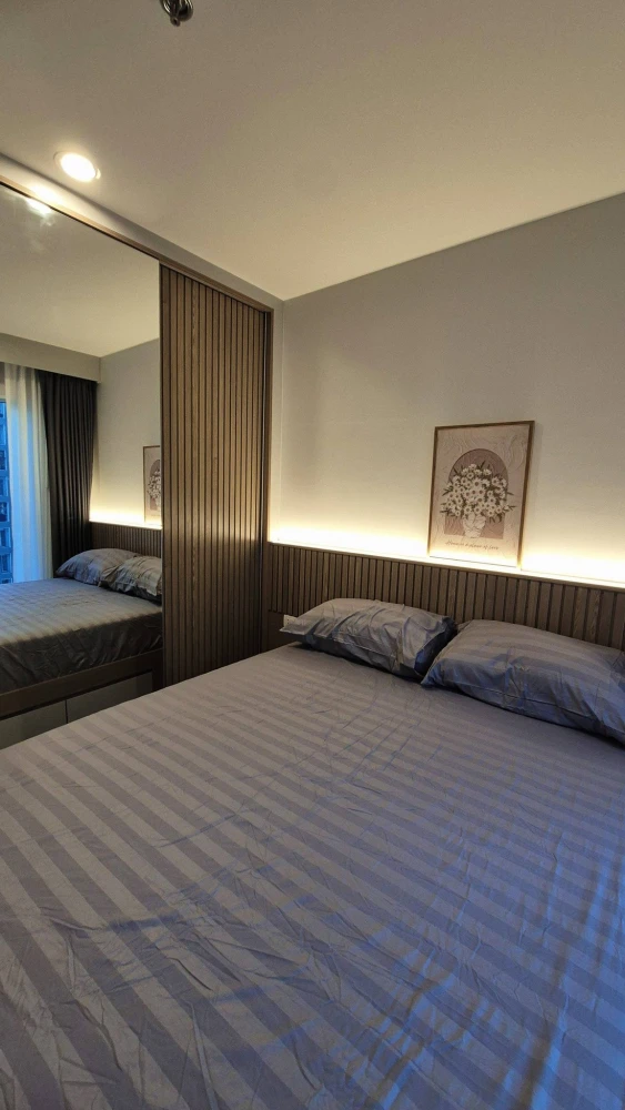 For rent: Regent Home Bangna, corner unit, 22nd floor, Building A. Fully furnished with built-in furniture and clearly separated zones. Ready to move