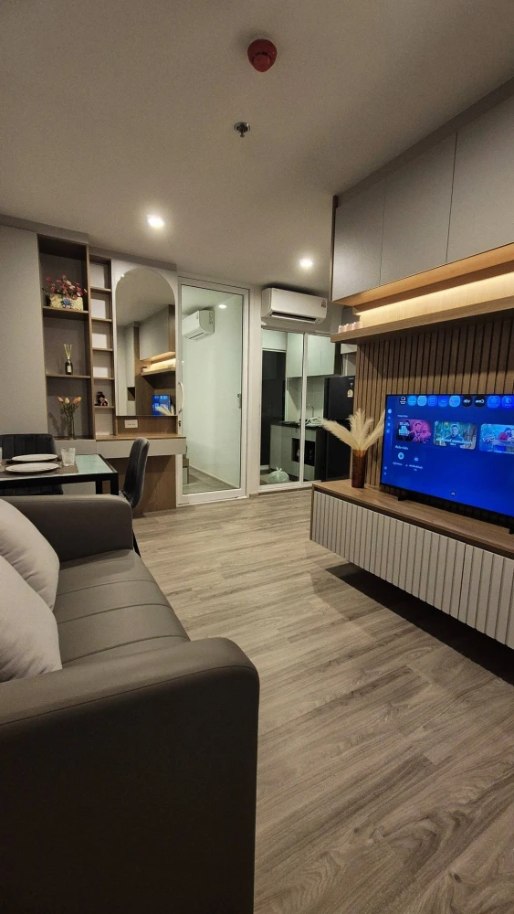 For rent: Regent Home Bangna, corner unit, 22nd floor, Building A. Fully furnished with built-in furniture and clearly separated zones. Ready to move