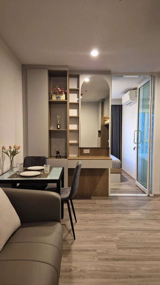 For rent: Regent Home Bangna, corner unit, 22nd floor, Building A. Fully furnished with built-in furniture and clearly separated zones. Ready to move