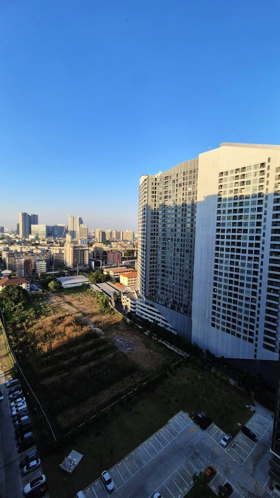 For rent: Regent Home Bangna, corner unit, 22nd floor, Building A. Fully furnished with built-in furniture and clearly separated zones. Ready to move