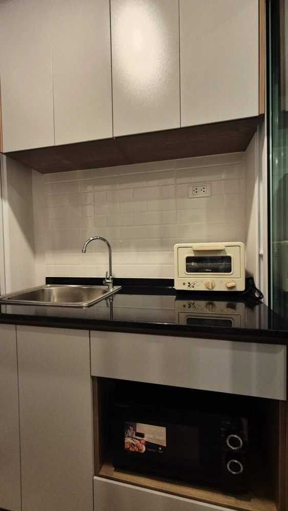 For rent: Regent Home Bangna, corner unit, 22nd floor, Building A. Fully furnished with built-in furniture and clearly separated zones. Ready to move