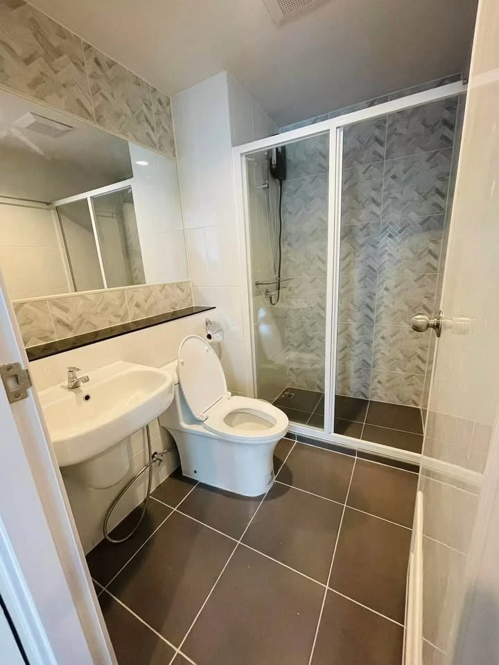 For rent: Regent Home Bangna, corner unit, rare floor plan, city and pool view, very beautiful. Book now!