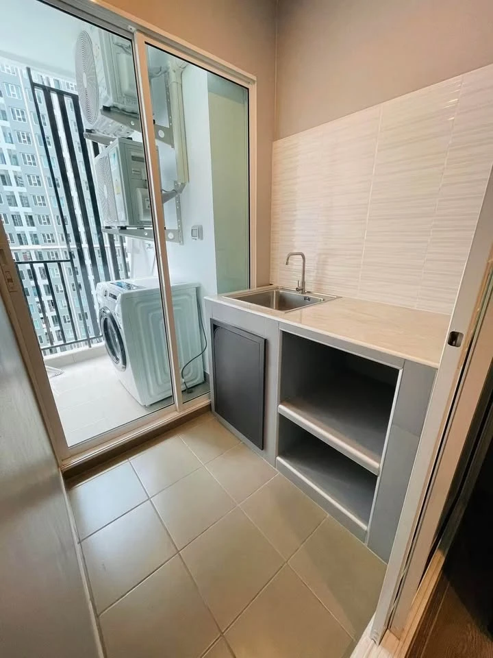 For rent: Regent Home Bangna, corner unit, rare floor plan, city and pool view, very beautiful. Book now!
