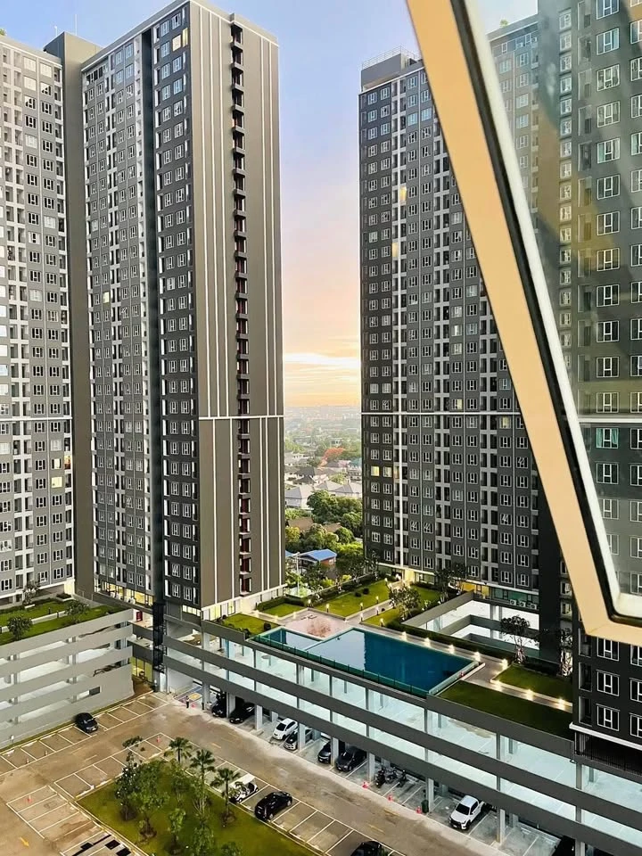 For rent: Regent Home Bangna, corner unit, rare floor plan, city and pool view, very beautiful. Book now!