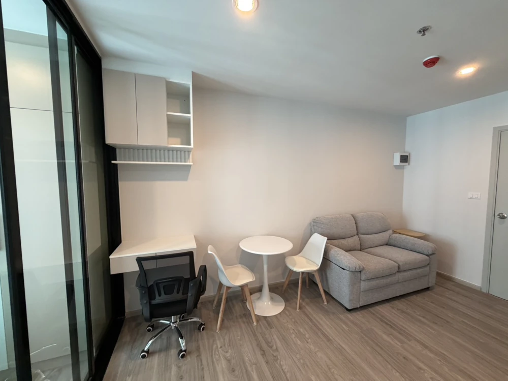 For rent: Regent Home Bangna, corner unit, quiet area, fully furnished and equipped with appliances. Just bring your bags and move in!