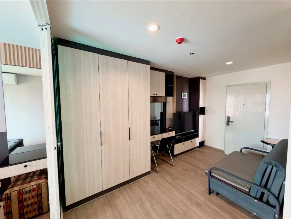 For Rent: Regent Home Bangna. A private corner unit featuring full built-in furnishings throughout—this is an opportunity you won't want to miss.