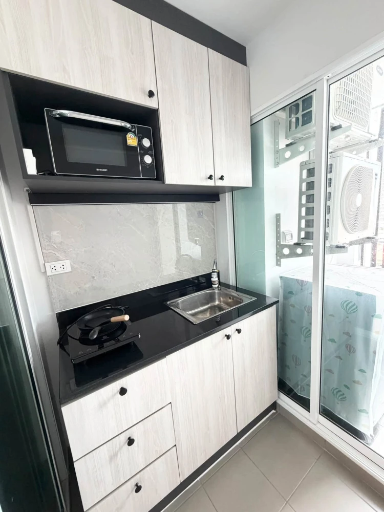 For Rent: Regent Home Bangna. A private corner unit featuring full built-in furnishings throughout—this is an opportunity you won't want to miss.