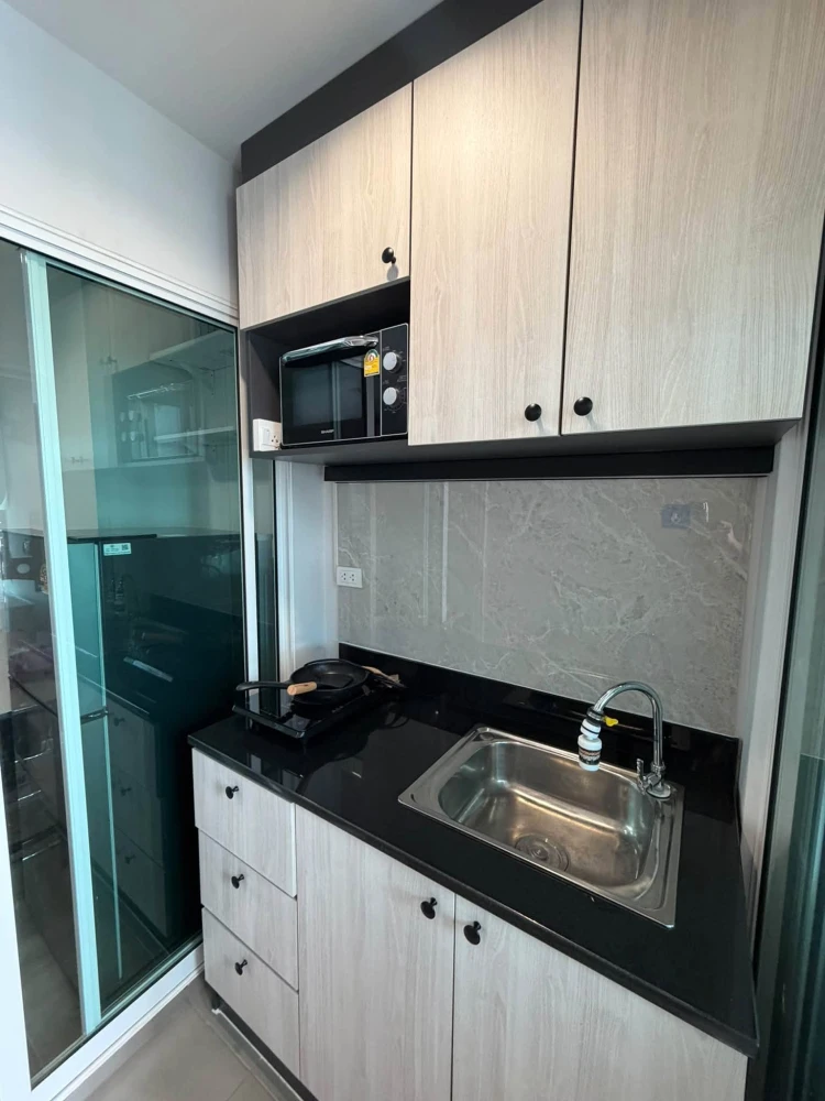For Rent: Regent Home Bangna. A private corner unit featuring full built-in furnishings throughout—this is an opportunity you won't want to miss.