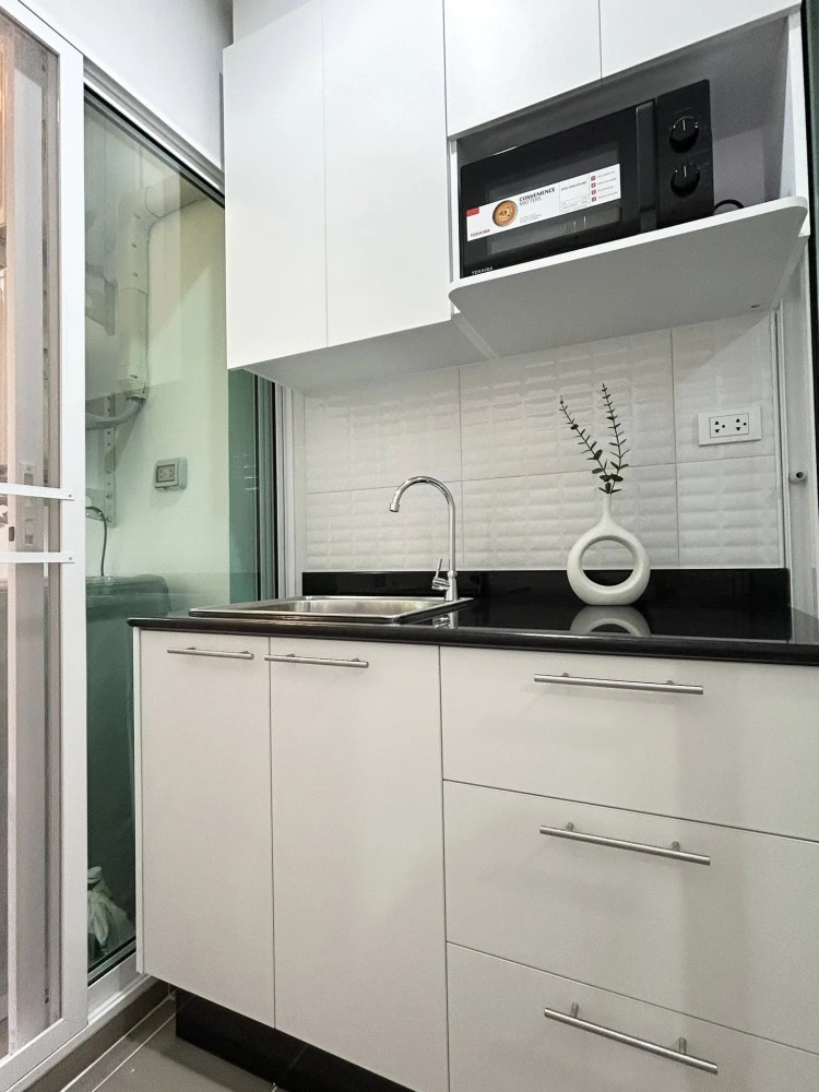 For rent: Regent Home Bangna, a rare room with a pool view, beautifully decorated in bright white and gray tones, very pleasing to the eye. Don't miss