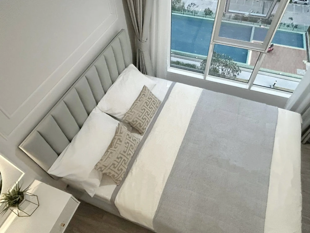 For rent: Regent Home Bangna, a rare room with a pool view, beautifully decorated in bright white and gray tones, very pleasing to the eye. Don't miss