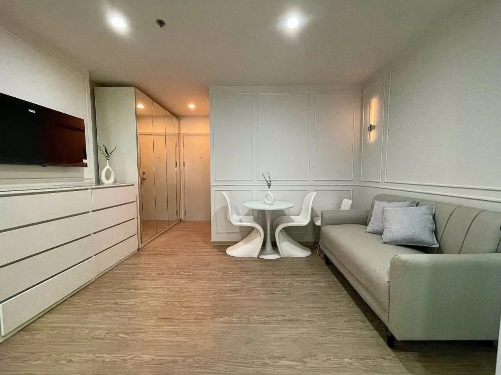 For rent: Regent Home Bangna, a rare room with a pool view, beautifully decorated in bright white and gray tones, very pleasing to the eye. Don't miss