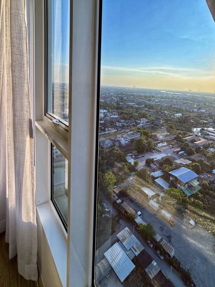 For rent: Regent Home Bangna, very high floor unit with unobstructed view of the Chao Phraya River. Book now!