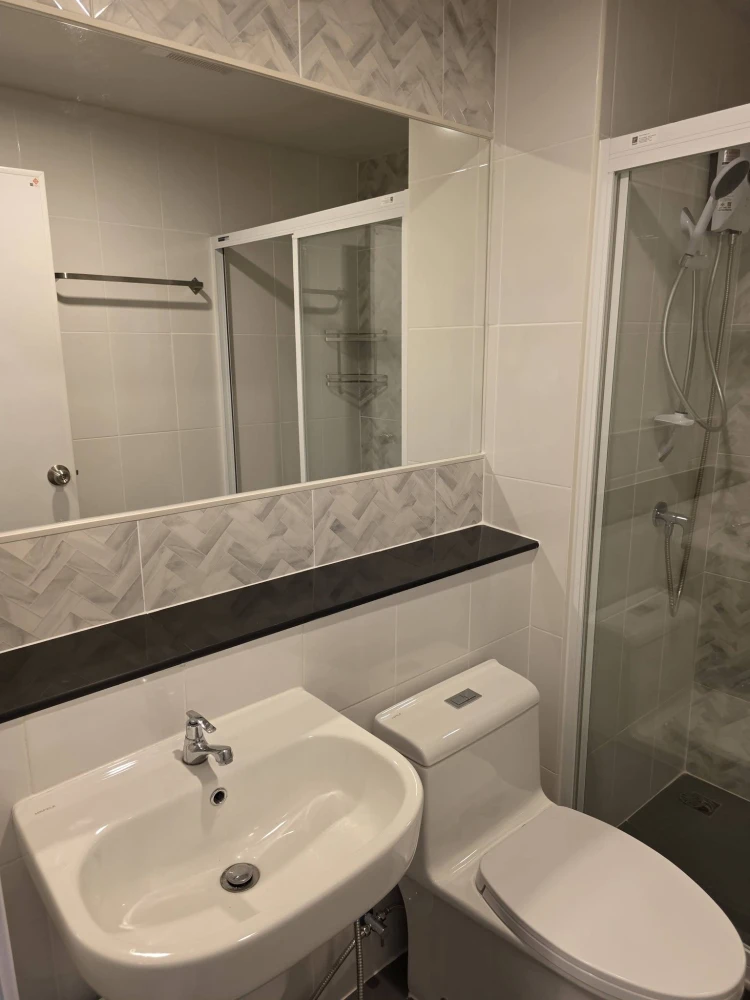 For rent: Regent Home Bangna. Beautifully decorated unit with built-in cabinetry throughout, including the kitchen. Book now before it's too late!