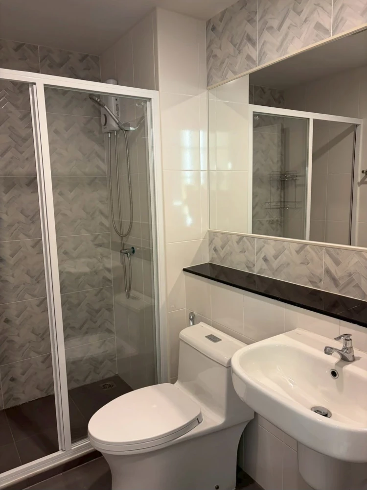 For rent: Regent Home Bangna. Beautifully decorated room with high-quality built-in furniture. Fully furnished. Book now!