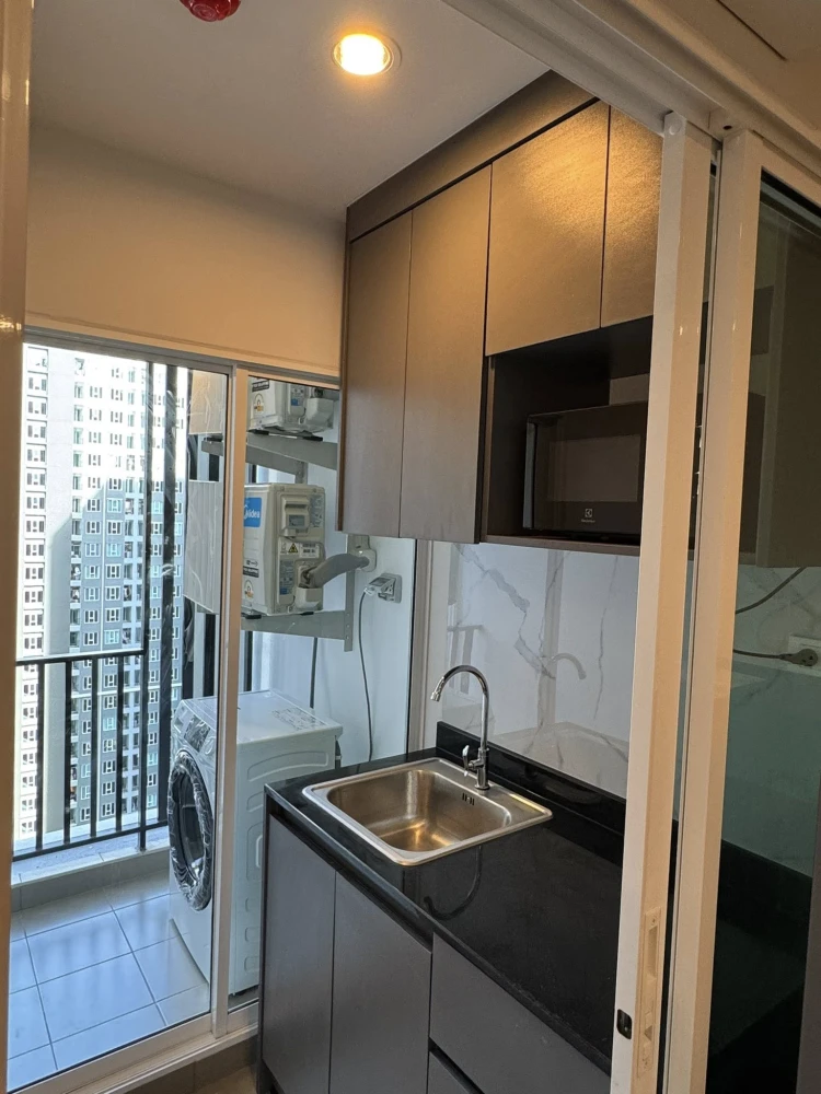 For rent: Regent Home Bangna. Beautifully decorated room with a stunning color scheme. Fully furnished; just bring your suitcase and move in!