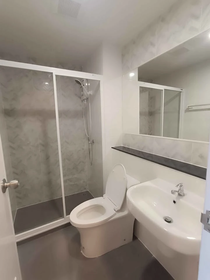 For rent: Regent Home Bangna. Beautifully decorated minimalist-style room with high-quality built-in furniture. Book now!