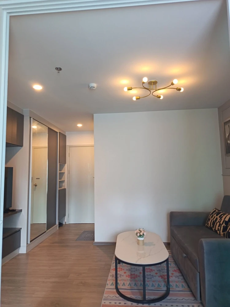 For rent: Regent Home Bangna. Beautifully decorated minimalist-style room with high-quality built-in furniture. Book now!
