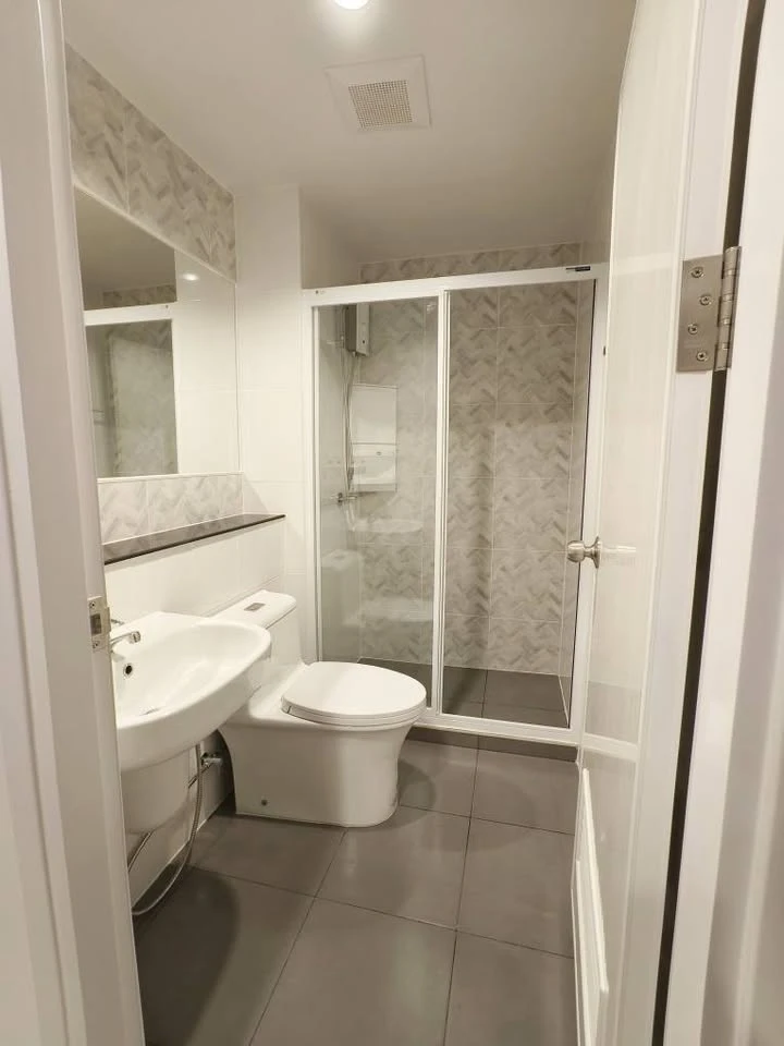 For Rent: Regent Home Bangna. Located on a very high floor with an unobstructed external view. Fully furnished—book now!