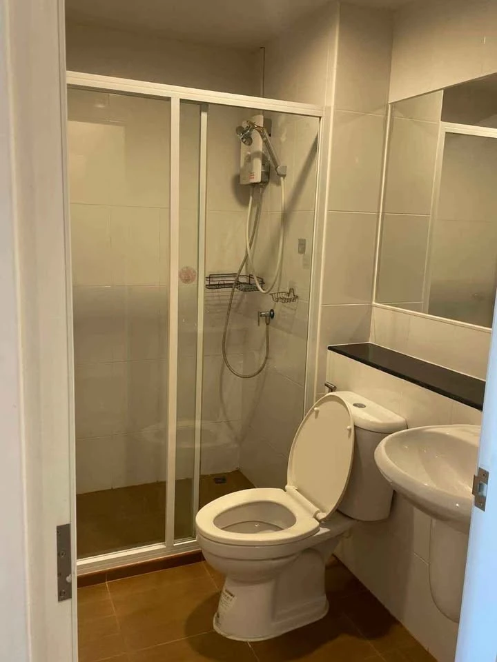 For Rent: Regent Home BangSon. Spacious 2-bedroom, 2-bathroom unit with a city view and a well-partitioned layout. Ready for immediate move-in.