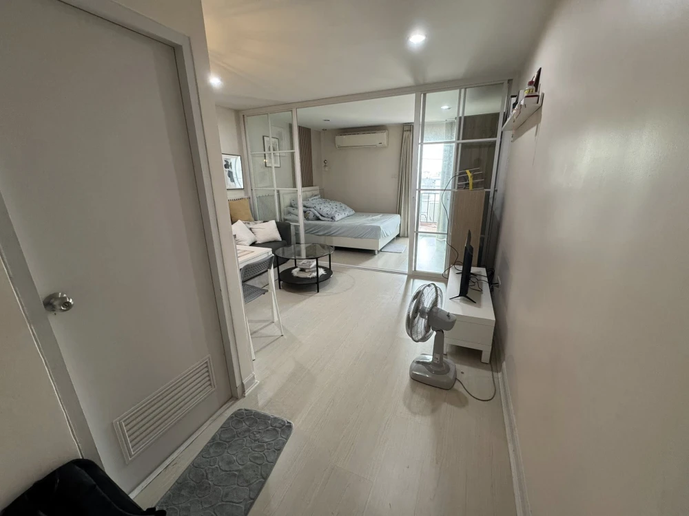 For rent: Regent Home IV Sukhumvit 85, spacious room, lots of usable space, comes with complete facilities, just bring your bags and move in.